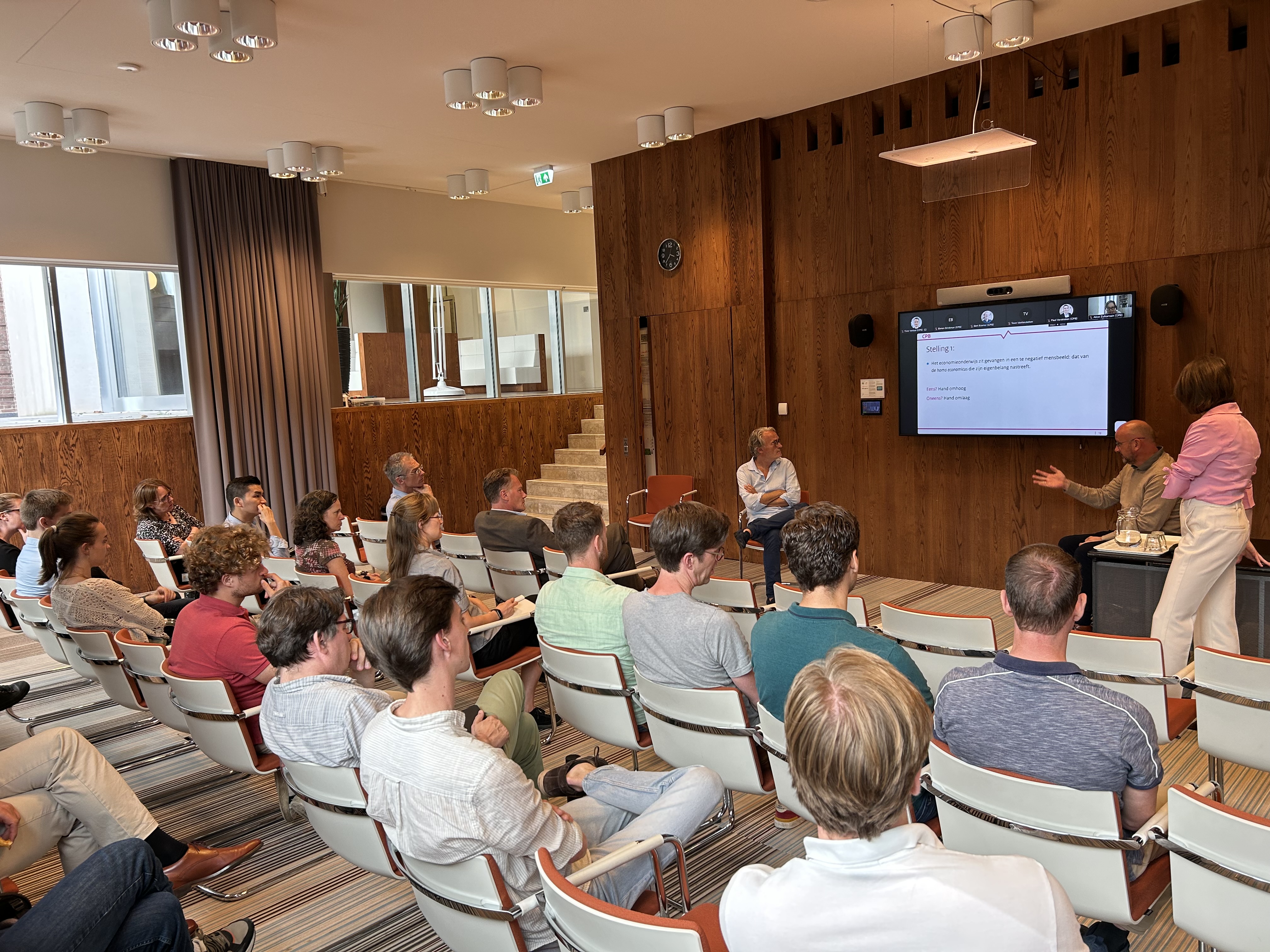 Samen met economiedocent en docentopleider Ton van Haperen mocht Jeroen Hinloopen tijdens een door Jong CPB georganiseerde bijeenkomst reflecteren op een aantal indringende stellingen over het schoolvak economie in het voortgezet onderwijs.