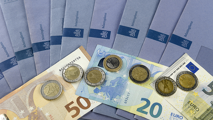 Belasting-enveloppen en eurobiljetten en euromunten