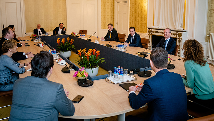 Foto van de formatietafel op 26 oktober waarbij CPB directeur Pieter Hasekamp aanwezig was