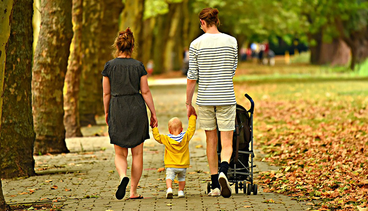 foto van een gezin wandelend in een park