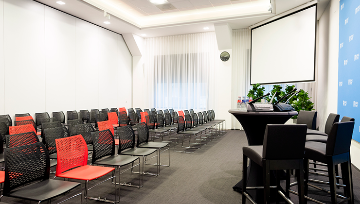 Foto van een zaal in perscentrum NieuwsPoort