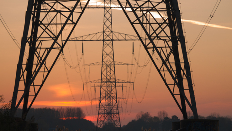 elektriciteitsmasten in de avondzon