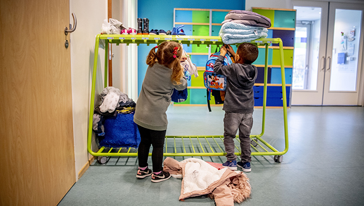 Twee kinderen komen aan in een centrum voor kinderopvang