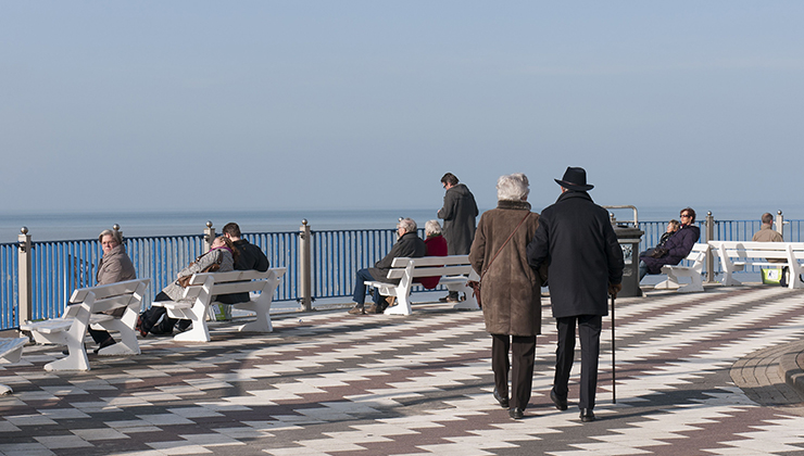 Ouderen flanerend op de boulevard Ouderen flanerend op de boulevard