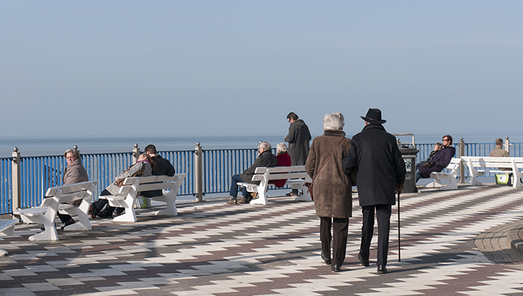 Ouderen flanerend op de boulevard