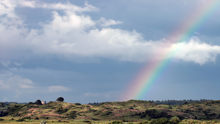 duingebied met een regenboog