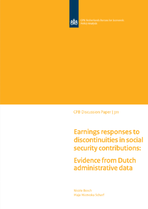 Earnings responses to discontinuities in social security contributions: Evidence from Dutch administrative data
